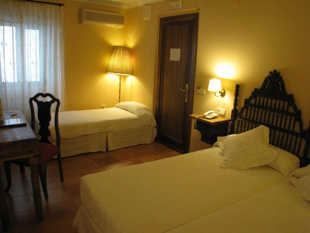 Hotel Don Carlos Caces Cameră foto