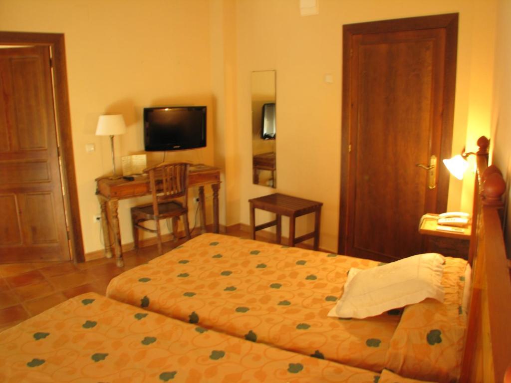 Hotel Don Carlos Caces Cameră foto
