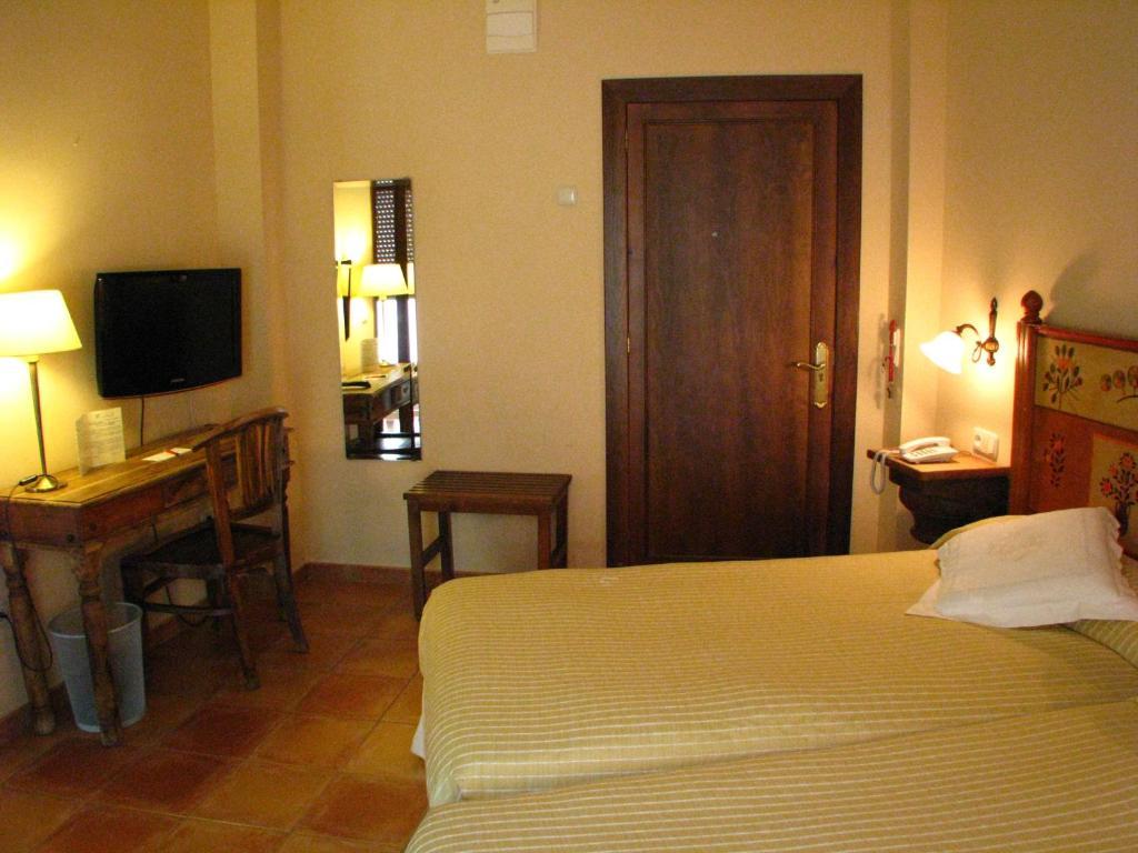 Hotel Don Carlos Caces Cameră foto