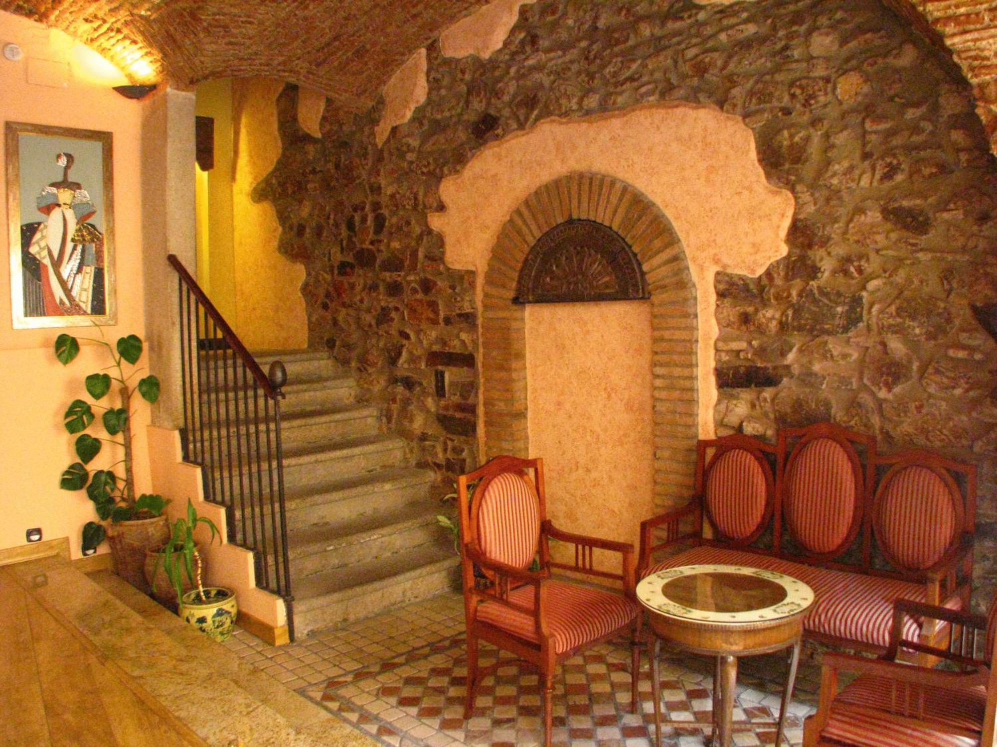 Hotel Don Carlos Caces Exterior foto
