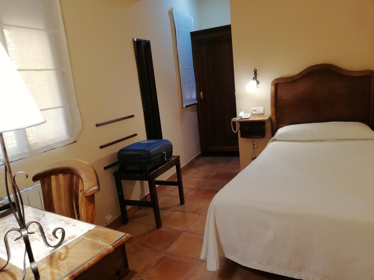 Hotel Don Carlos Caces Exterior foto