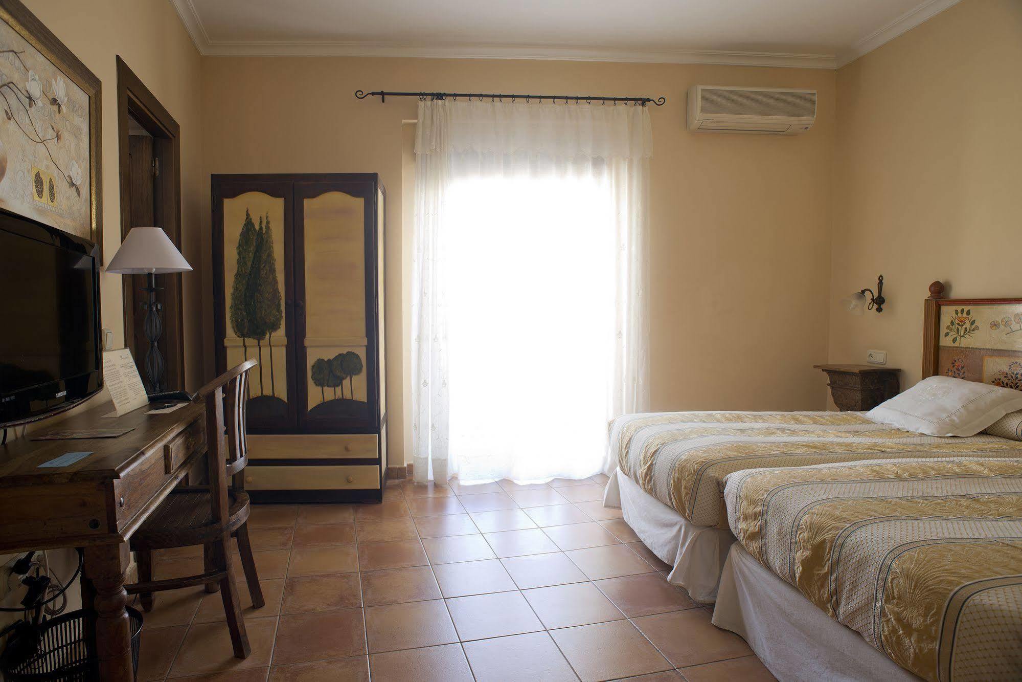 Hotel Don Carlos Caces Exterior foto