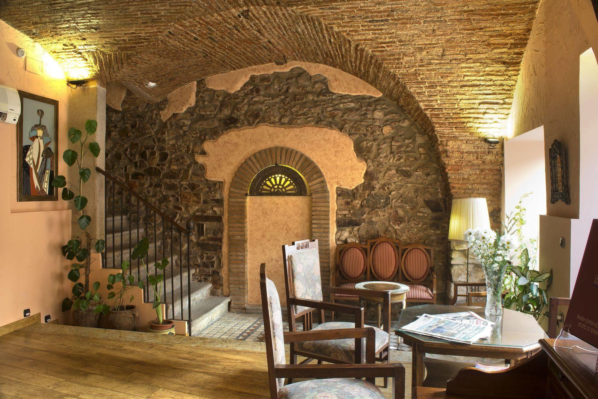 Hotel Don Carlos Caces Exterior foto